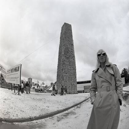 Marta Minujín con "El Obelisco de pan dulce"