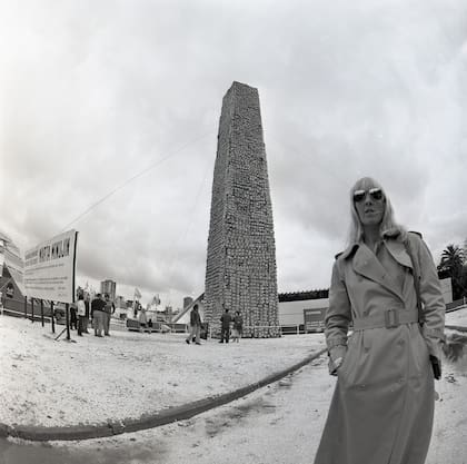 Marta Minujín con "El Obelisco de pan dulce", en 1979