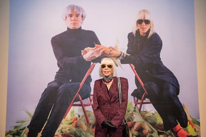 Marta Minujín con el registro de su performance con Andy Warhol