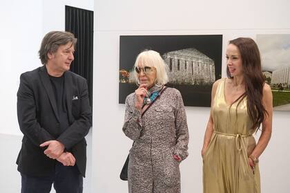 Marta Minujín con el registro del Partenón de libros prohibidos, Andrés Duprat y Victoria Onetto