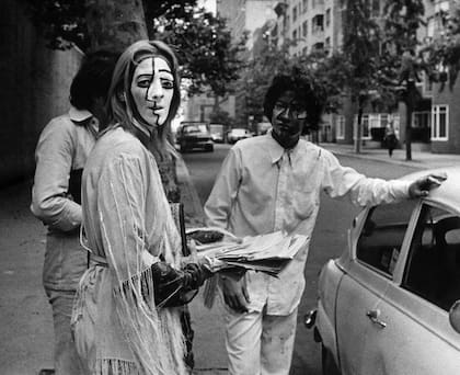 Marta Minujín con el rostro pintado en homenaje a Picasso en Kidnappening, en 1973