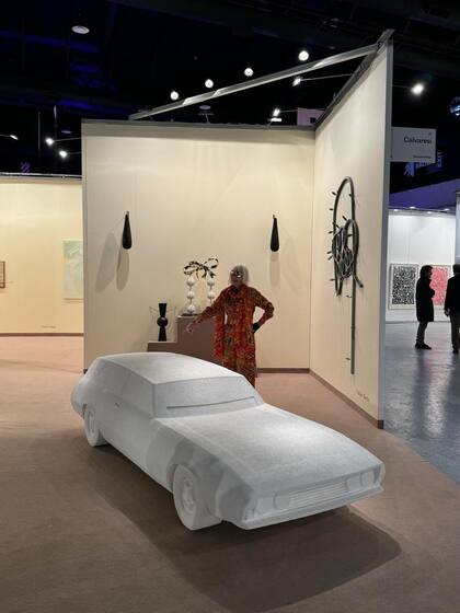 Marta Minujín con "Intermeccanica Murena 429 GT" (2023), de Daniel Basso, en Calvaresi Contemporáneo