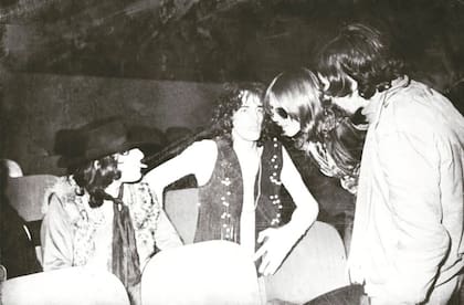 Marta Minujín con Luis Alberto Spinetta en "La Imagen Eléctrica", en el Instituto Torcuato Di Tella