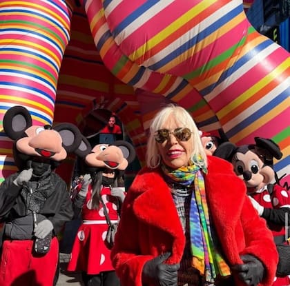 Marta Minujín con su Escultura de los sueños en Times Square, en noviembre