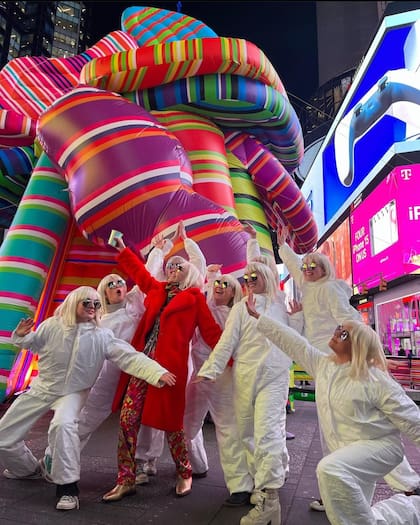 Marta Minujín con su Escultura de los sueños y sus dobles en Times Square, en noviembre