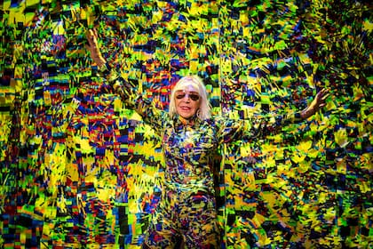 Marta Minujín con su overol inspirado en la obra "Soliloquio de emociones encontradas" (2011), que se exhibe en el museo del FIT