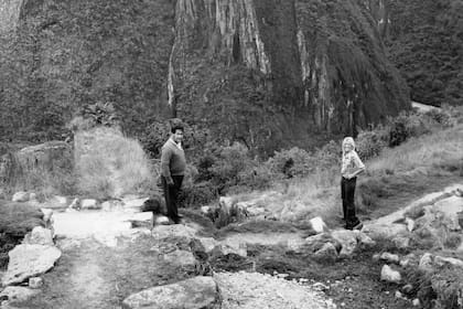 Marta Minujín durante la visita a Machu Picchu en 1976, para extraer tierra para la obra original