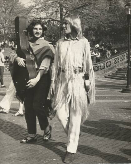 Marta Minujín en el Central Park, en su época hippie
