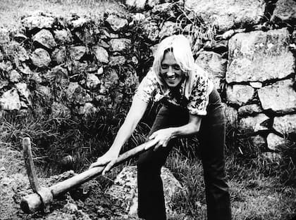 Marta Minujín extrae tierra de Machu Picchu, para la realización de la pieza de 1976