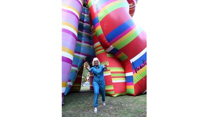 Marta Minujín infla una escultura multicolor donde pedir un deseo