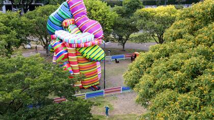 Marta Minujín junto a su obra lista para ser exhibida