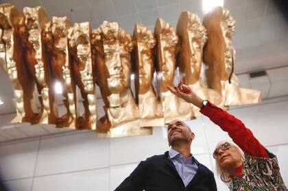 Marta Minujin junto a Dietrich en la inauguración de las tres estaciones del subte E