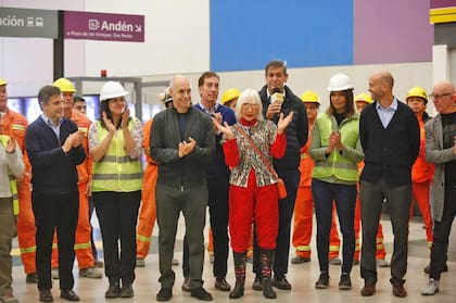 Marta Minujin junto a Horacio Rodríguez Larreta en la inauguración de las tres estaciones del subte E