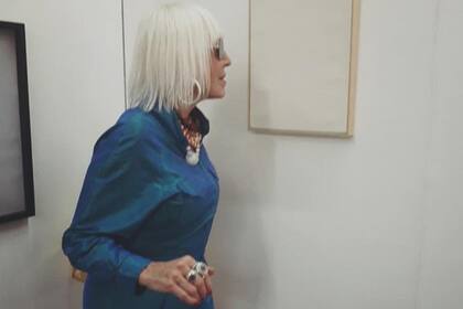 Marta Minujin pasó por arteBA a oler las obras.