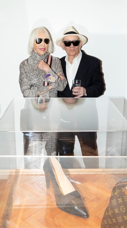 Marta Minujín y Alfredo Arias y la obra "Taco alto", parte de la exhibición "Mobiliario familiar"