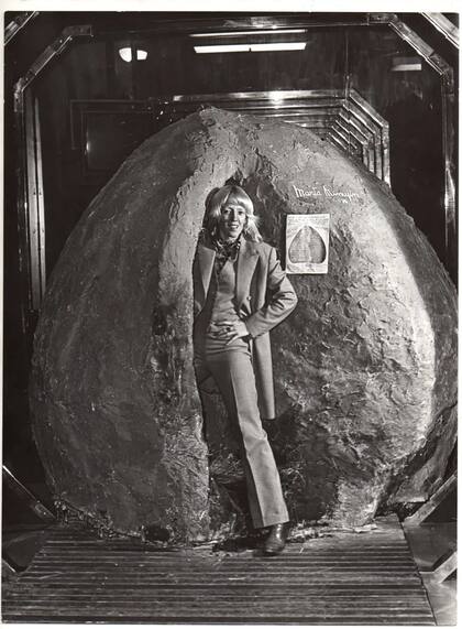 Marta Minujín y el nido de hornero original en el CAyC, en 1976