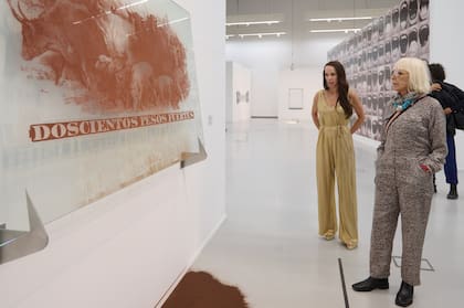 Marta Minujín y Victoria Onetto con obra de Cristina Piffer