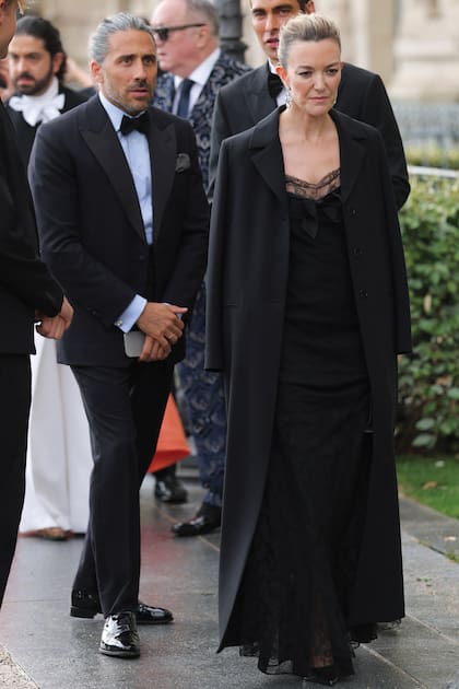 Marta Ortega (de negro total, con vestido lencero debajo de un largo abrigo) y su marido, Carlos Torretta.