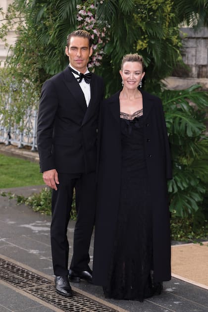 Marta Ortega, presidenta del Grupo Inditex (cuya nave insignia y marca más conocida es Zara), junto al modelo español Jon Kortajarena.