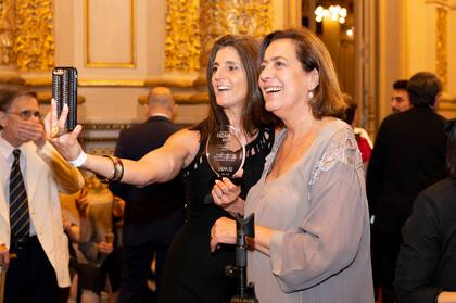 Marta Perticará de la Asociación de Amigos del Museo Provincial de Bellas Artes Rosa Galisteo junto a Marta Álvarez Molindi en la entrega del 2do premio en la categoría menos de 300 socios en el Concurso FADAM para Asociaciones de Amigos.