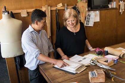 Marta Pinedo es jefa del taller de sastrería del Teatro San Martín; "los bocetos son tan importantes para nosotros como el plano para un arquitecto", expone