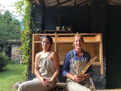 Marta y Angie restauran muebles antiguos en Colonia Caroya