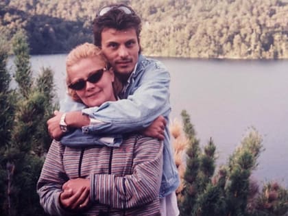 Marta y Leandro, en un viaje al sur: su madre le dedica en cada cumpleaños un cálido saludo