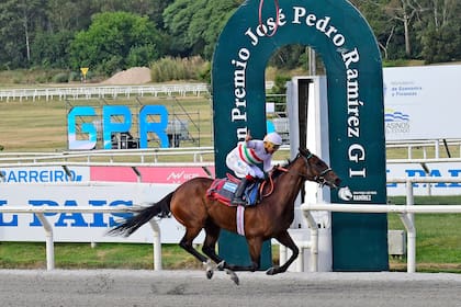 Martana cruza varios cuerpos delante en el Gran Premio Ciudad de Montevideo (G1), con Martín Valle, el jockey de sus ocho victorias.