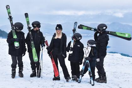 Martes 15. Todos
listos para esquiar:
Constantino,
Benedicto, Wanda,
Francesca, Isabella
y Valentino. Cuando
vivían en Europa,
esquiaban en
St. Moritz.