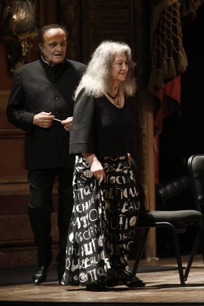 Martha Argerich ingresa en el escenario ante la mirada del director Charles Dutoit