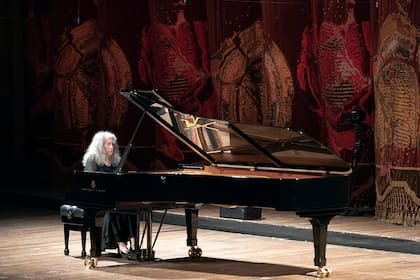 Martha Argerich tocando la Partita N°2 en do menor, BWV 826 de Bach