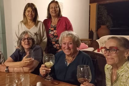 Martha Chiesa (centro) junto a Verónica, Graciela, Zulma y Claudia