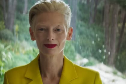 Martha, interpretada por Tilda Swinton, transita una enfermedad terminal y decide pasar sus últimos días refugiada en esta casa inmersa en el bosque.