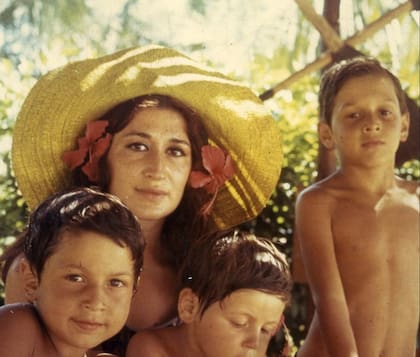 Martha Le Parc con sus tres hijos