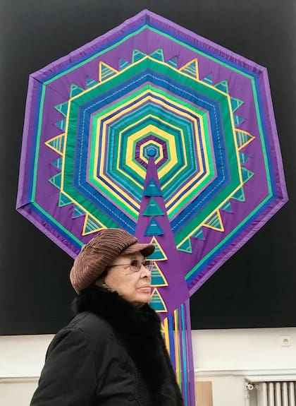 Martha Le Parc con uno de sus tapices