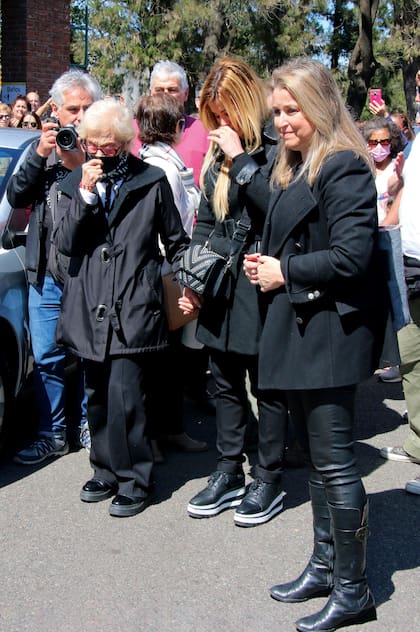Martha Venturiello, Panam y Laura Balá, en el cementerio.