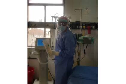 El kinesiólogo Miles realiza a diario maniobras con los pacientes más críticos, que permanecen por varias jornadas boca abajo