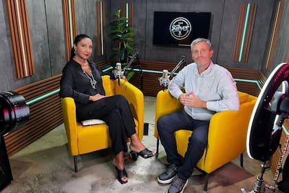 Martí fundó The Silver Club, donde entrevista a personas de la generación de plata