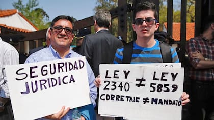 Martilleros y corredores inmobiliarios (Inmobiliarias) realizarán una movilización a la Quinta Presidencial de Olivos en rechazo de la nueva Ley de Alquileres, que obliga a los propietarios a pagar comisión y gastos de gestorías.