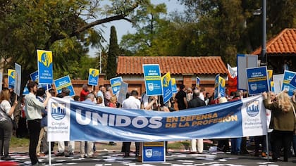 Martilleros y corredores inmobiliarios (Inmobiliarias) realizarán una movilización a la Quinta Presidencial de Olivos en rechazo de la nueva Ley de Alquileres, que obliga a los propietarios a pagar comisión y gastos de gestorías.