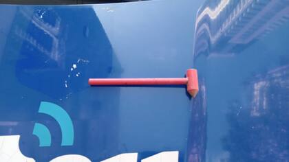 Martillo de emergencia usado para romper las ventanillas