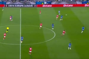 El gol en contra más insólito, casi desde la mitad de la cancha, en la Europa League