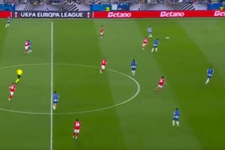 El gol en contra más insólito, casi desde la mitad de la cancha, en la Europa League