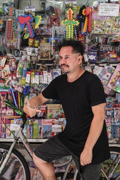 Martín (39) ¿Qué es lo que más te gusta de ser canillita? “Ver lo que pasa en la calle, charlar con los clientes. Llueve, hace calor, frío, hay gente loca, te preguntan calles e información. Eso me divierte”.