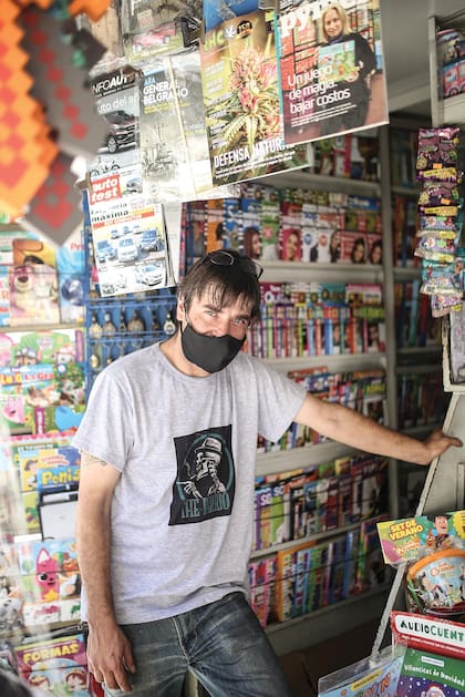 Martín (47) ¿Qué es lo que más te gusta de ser canillita? “Me gusta vender y ver qué es lo que busca la gente. También leer lo que hay en el local”.