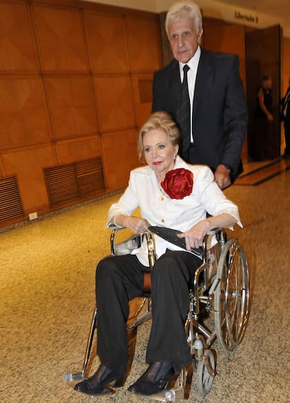 Pinky, elegante como siempre, llegó a la ceremonia en la cual fue homenajeada junto a Cacho Fontana