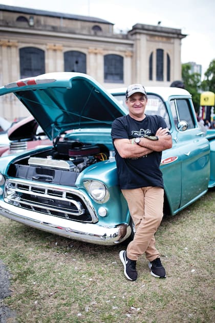 Martín (58) Es de Castelar. ¿Qué auto tenés? “Chevy Truck 1957 Viking. Me encanta el color y que lo armé todo yo”. 