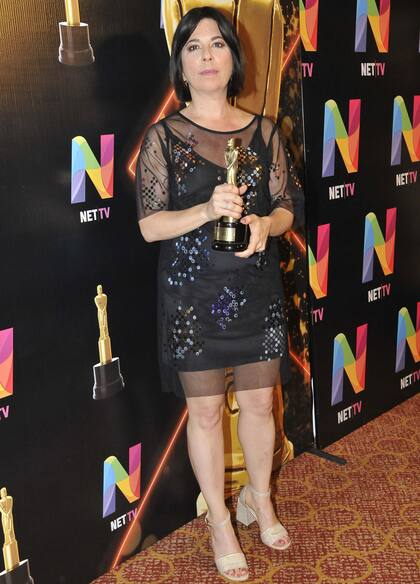 María O´Donell ganó como mejor columnista política de radio; eligió un vestido negro de gasa con aplicaciones de colores