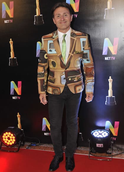 Daniel Gómez Rinaldi y un look que llamó la atención de muchos; eligió hacerle un homenaje a la radio con un saco estampado con aparatos de todas las épocas