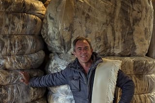 Tercera generación de productores de lana, transforma el tejido propio en ruanas y mantas